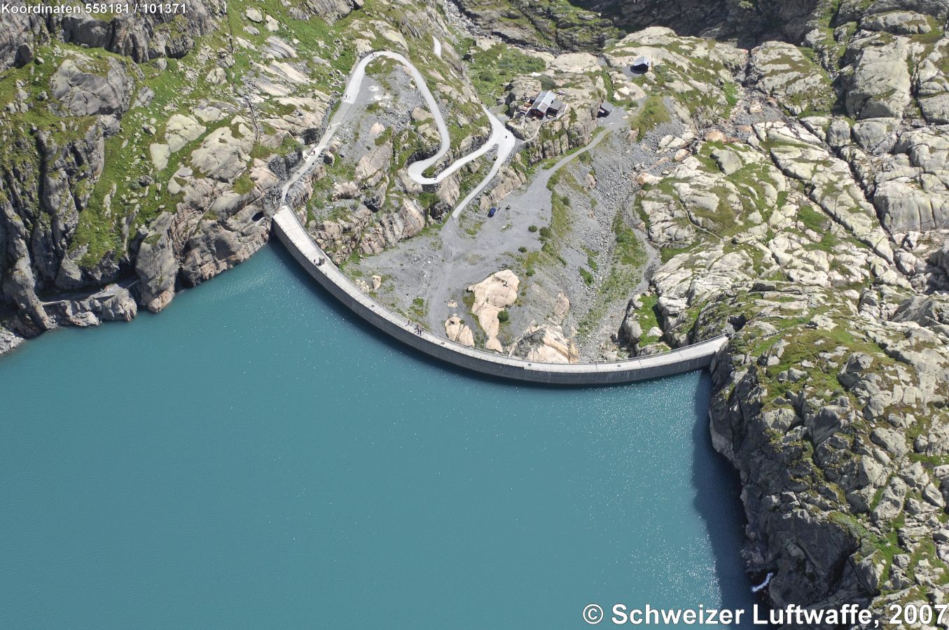 Vieux Emosson-Staumauer; unterhalb die Cabane du Vieux Emosson (Position: 2'558'188.50, 1'101'439.75)